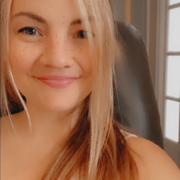 Poshmark Ambassador, Aanna - Picture 1 of 3